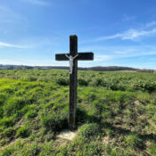 Schwarzes Kreuz an der K40 - das Betonkreuz ist mit schwarzen Mosaiksteinchen besetzt und hat die Bedeutung eines Pestkreuzes