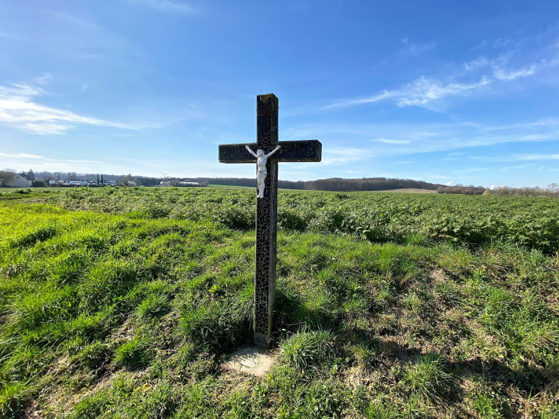 Schwarzes Kreuz an der K40 - das Betonkreuz ist mit schwarzen Mosaiksteinchen besetzt und hat die Bedeutung eines Pestkreuzes