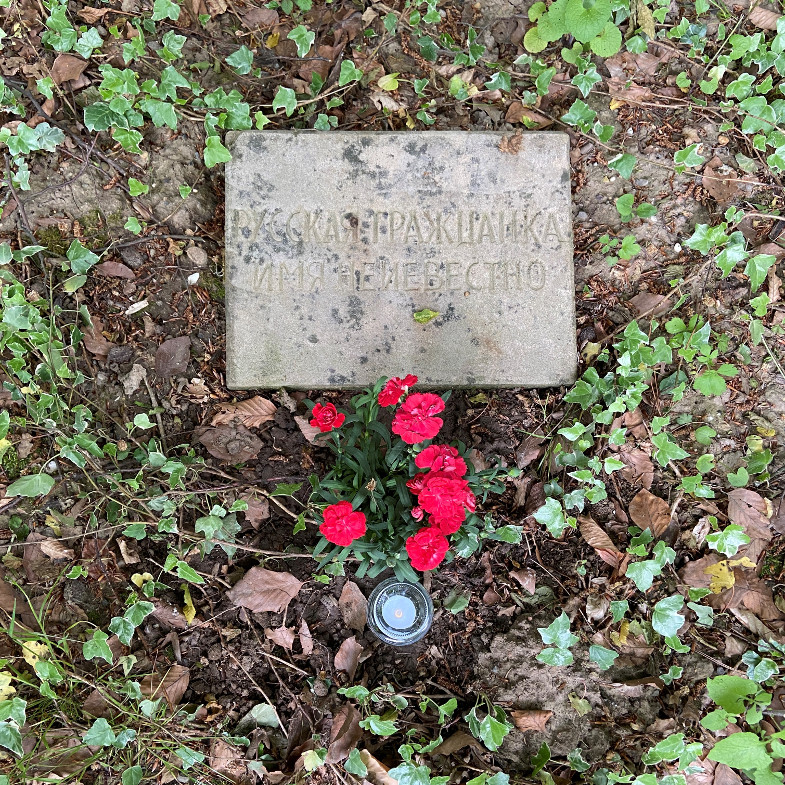 Namenlose Grabplatte einer sowjetischen Zwangsarbeiterin, Friedhof Süd Königsdorf