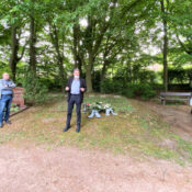 Gedenken an sowjetische Zwangsarbeiterinnen und Zwangsarbeiter in Königsdorf - Kranzniederlegung auf dem Südfriedhof von Linken und Grünen