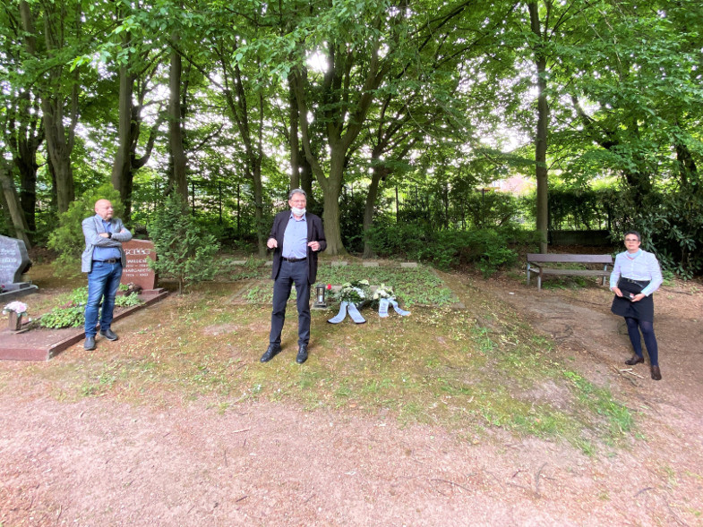 Gedenken an sowjetische Zwangsarbeiterinnen und Zwangsarbeiter in Königsdorf - Kranzniederlegung auf dem Südfriedhof von Linken und Grünen