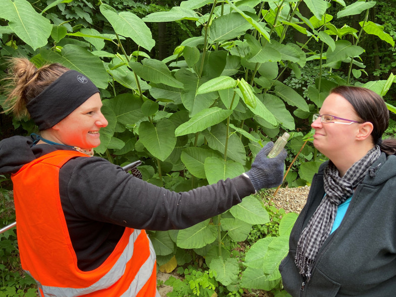 Linda Ludwig und Jessica Mörs vom FUCHS untersuchen ein Parfümflakon