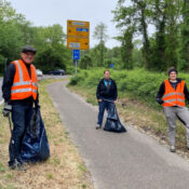 Wolfgang Höfig, Jessica Mörs und Müllaktion des FUCHS an der Berrenrather Straße in Frechen