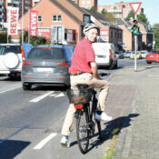 Klaus Hillmann, ADFC, an der Kreuzung Holzstraße (B 264) und Hubert-Prott-Straße (K 25)