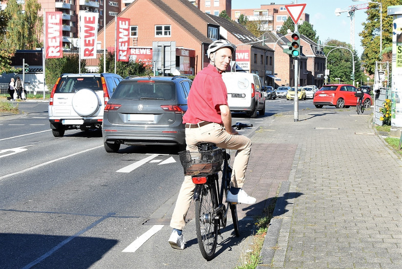 Klaus Hillmann, ADFC, an der Kreuzung Holzstraße (B 264) und Hubert-Prott-Straße (K 25)