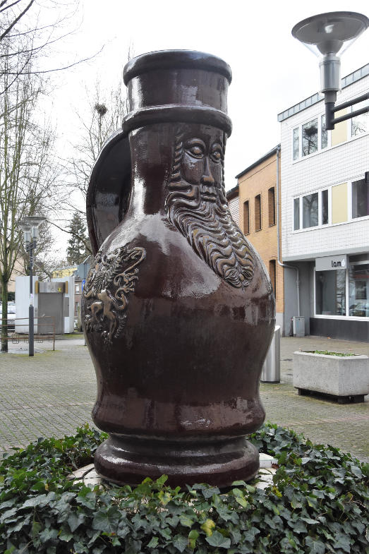 Bartmannkrug-Plastik in der Frechener Fußgängerzone/Sternengasse