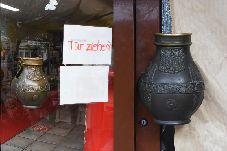 Türgriffe der Eingangstüren in der Hauptstraße 87